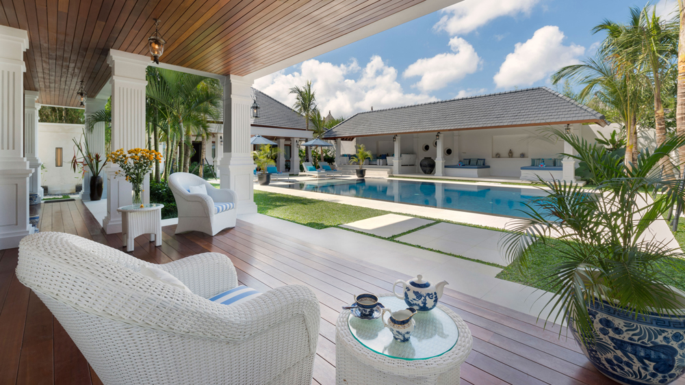 Villa Windu Asri - Open poolside living area